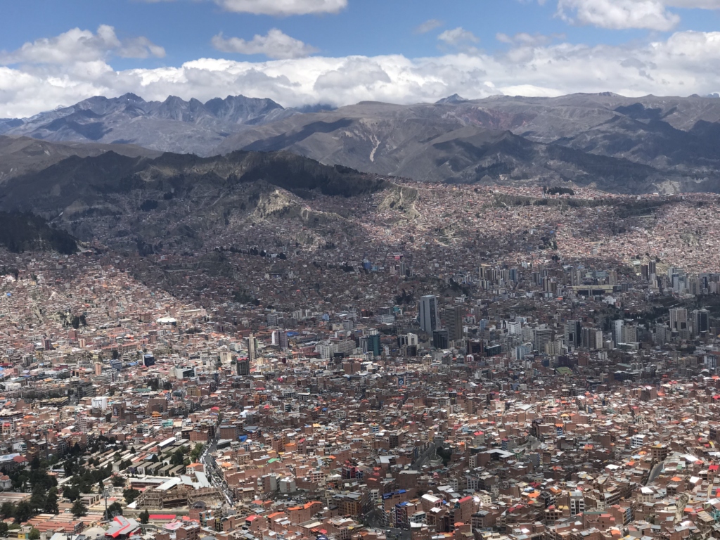 LA PAZ DESDE SENKATA. A 3.900 metros sobre el nivel del mar, desde Senkata, en el Municipio de El Alto, puede verse la populosa capital boliviana, desde donde la noticias llegó al mundo.